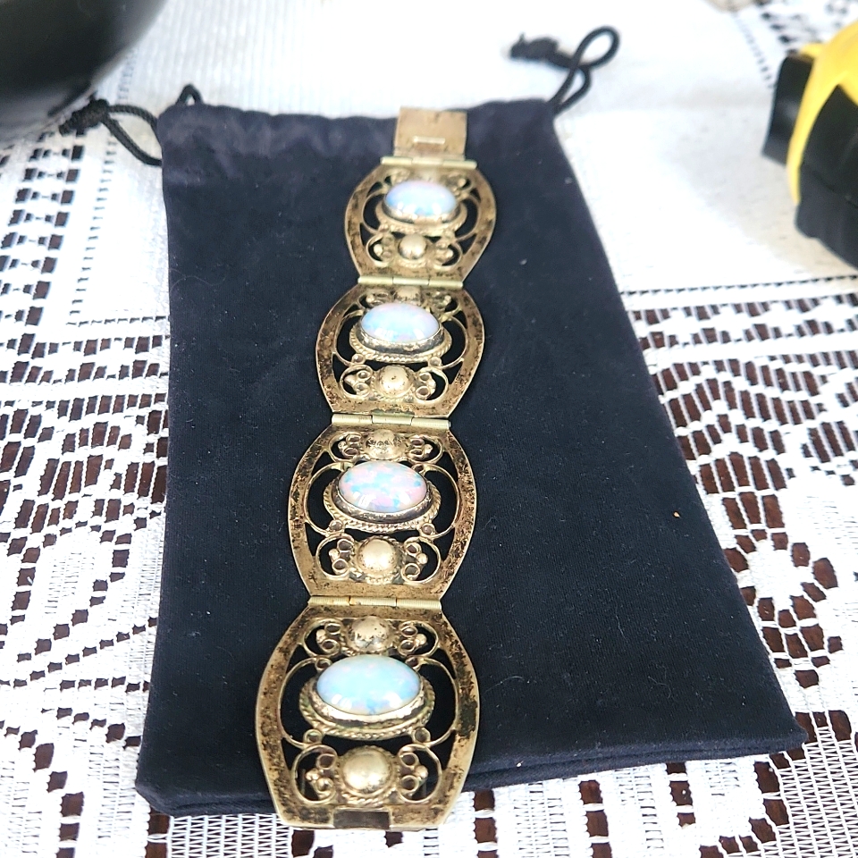 Vintage Sterling Silver Opal Large Link Beautiful Bracelet.